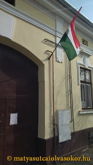 A Mátyás Utcai Olvasókör bejárata a Magyar zázszlóval.