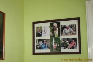 A falon emlékekből készült tabló, fontos személyek és események fényképeivel.