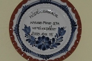 Vetélkedők emlékei - tányérok, kupák, vázák, díjak.